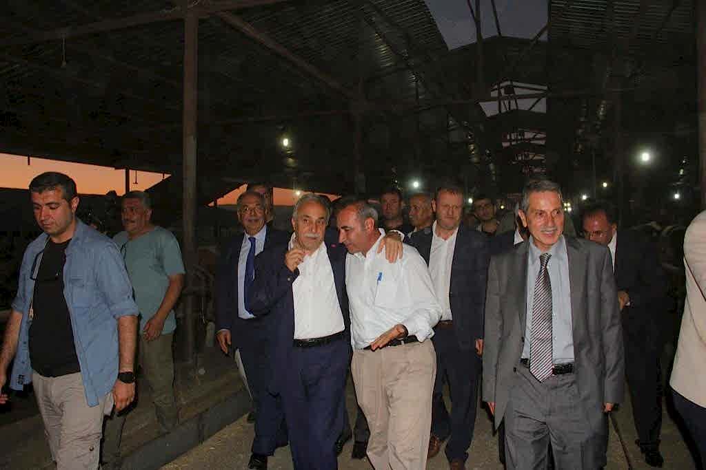 Bakan Ahmet Eşref Fakıbaba büyükbaş hayvan çiftliğimizi ziyaret etti.